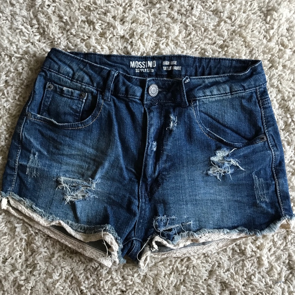 Destroyed high waisted shorts with lace rim